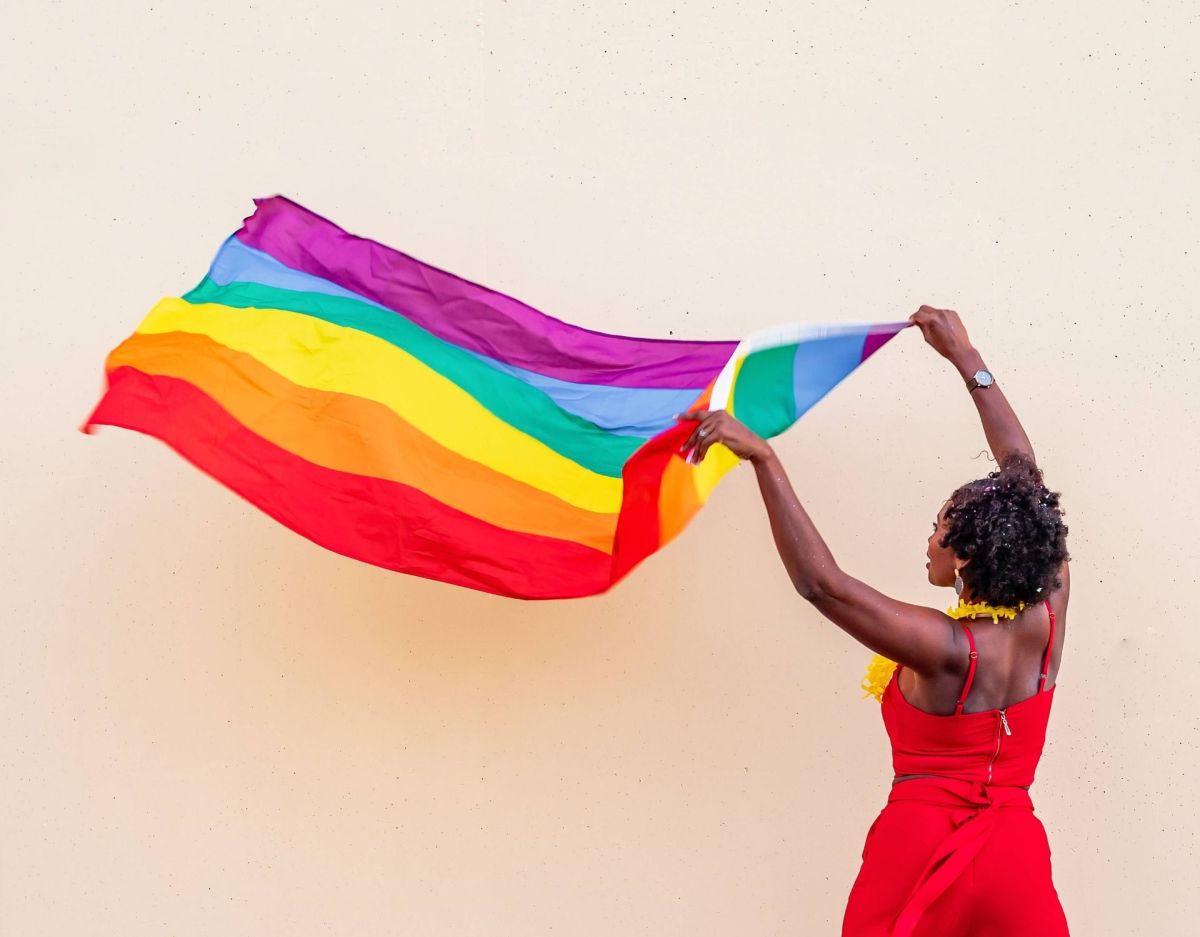 Frau mit Regenbogenflagge