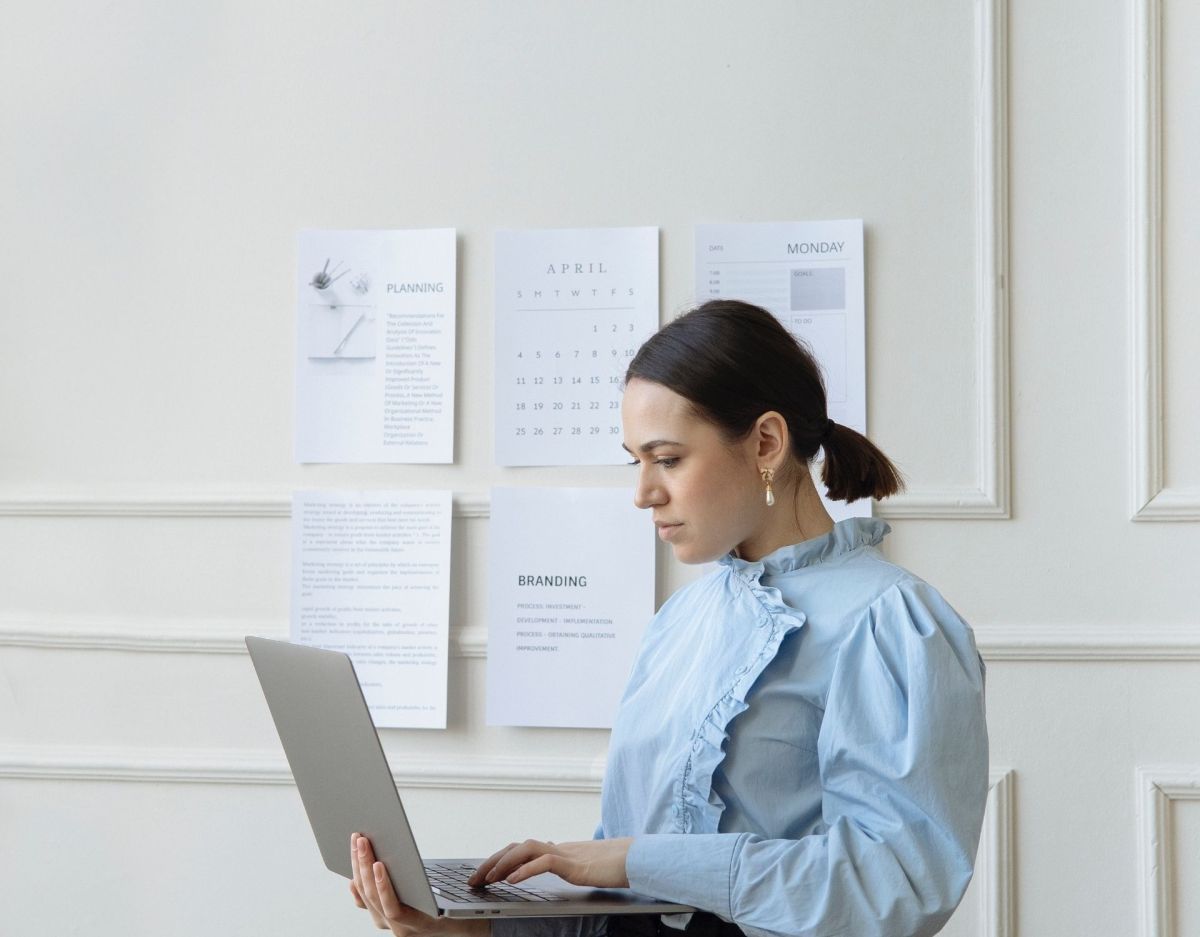 Frau mit Laptop