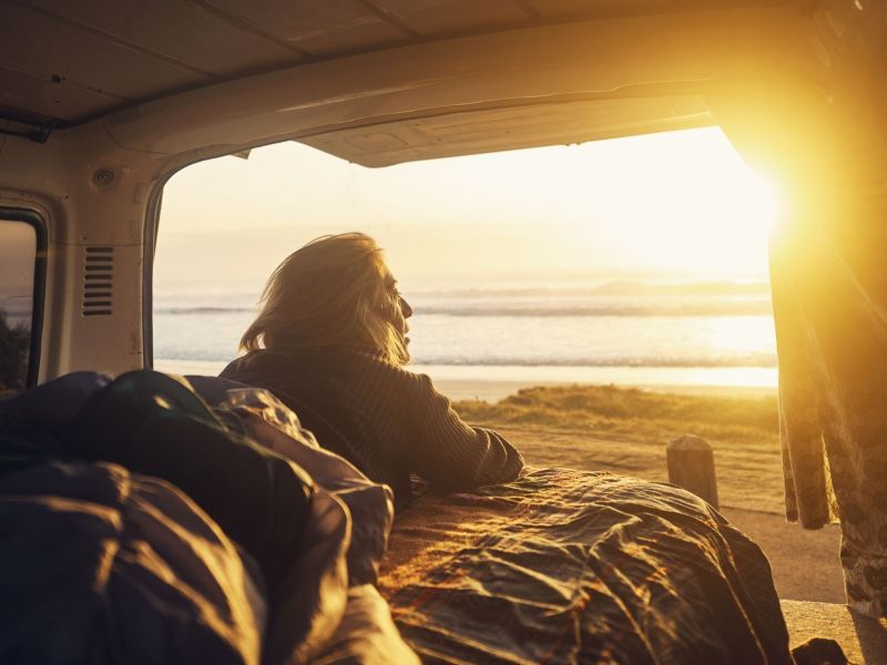 van life frau auto strand sonne