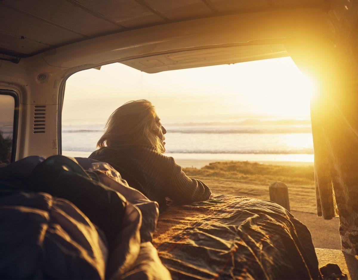 van life frau auto strand sonne