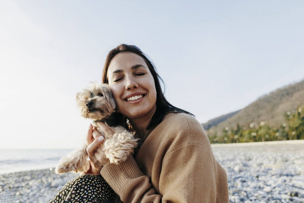 Frau mit Yorkshire Terrier