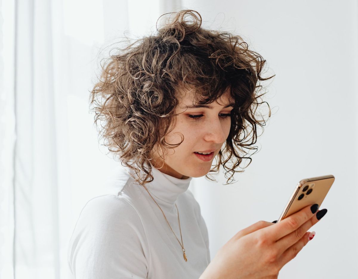 Frau mit Handy in der Hand