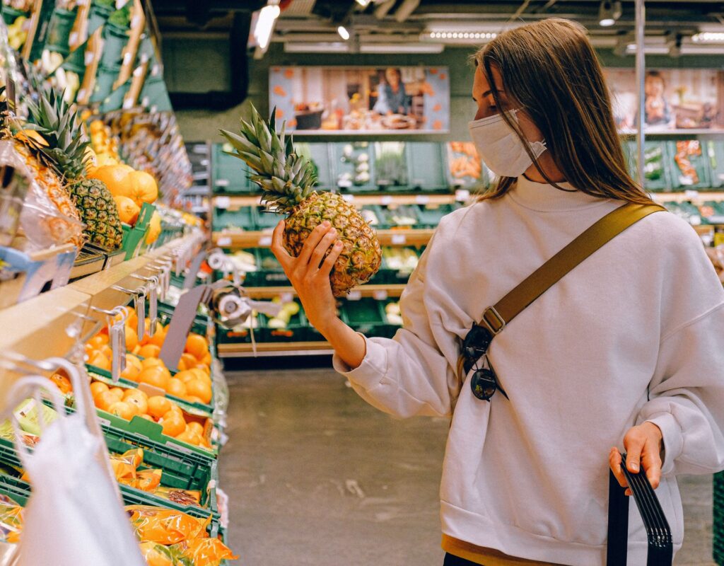 Frau mit Ananas