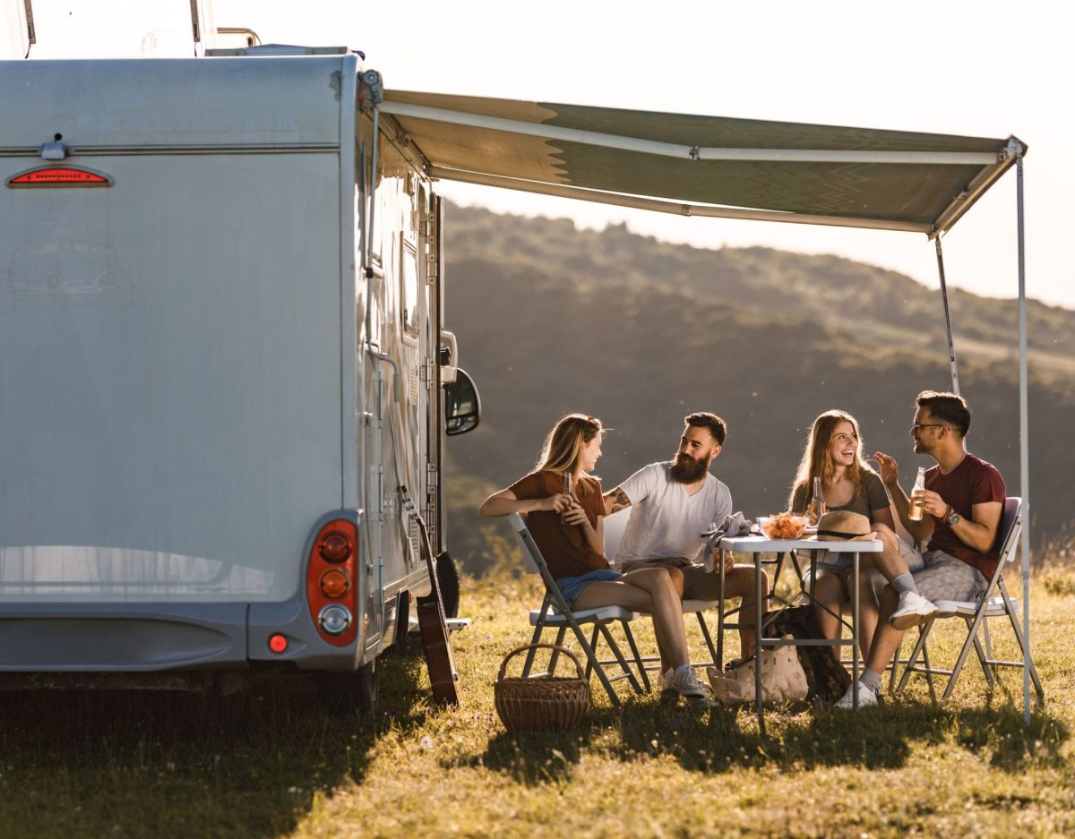 camping freunde draußen essen urlaub