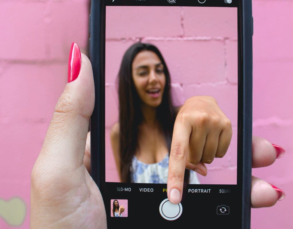 Frau macht ein Selfie