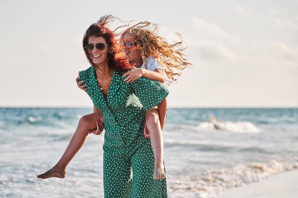 Mama mit ihrem Kind am Strand