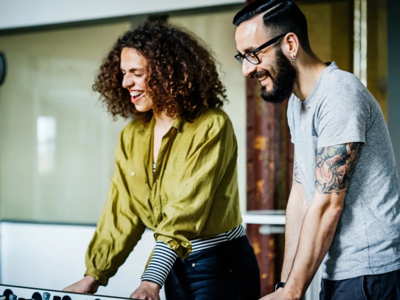 mann frau spielen büro kicker