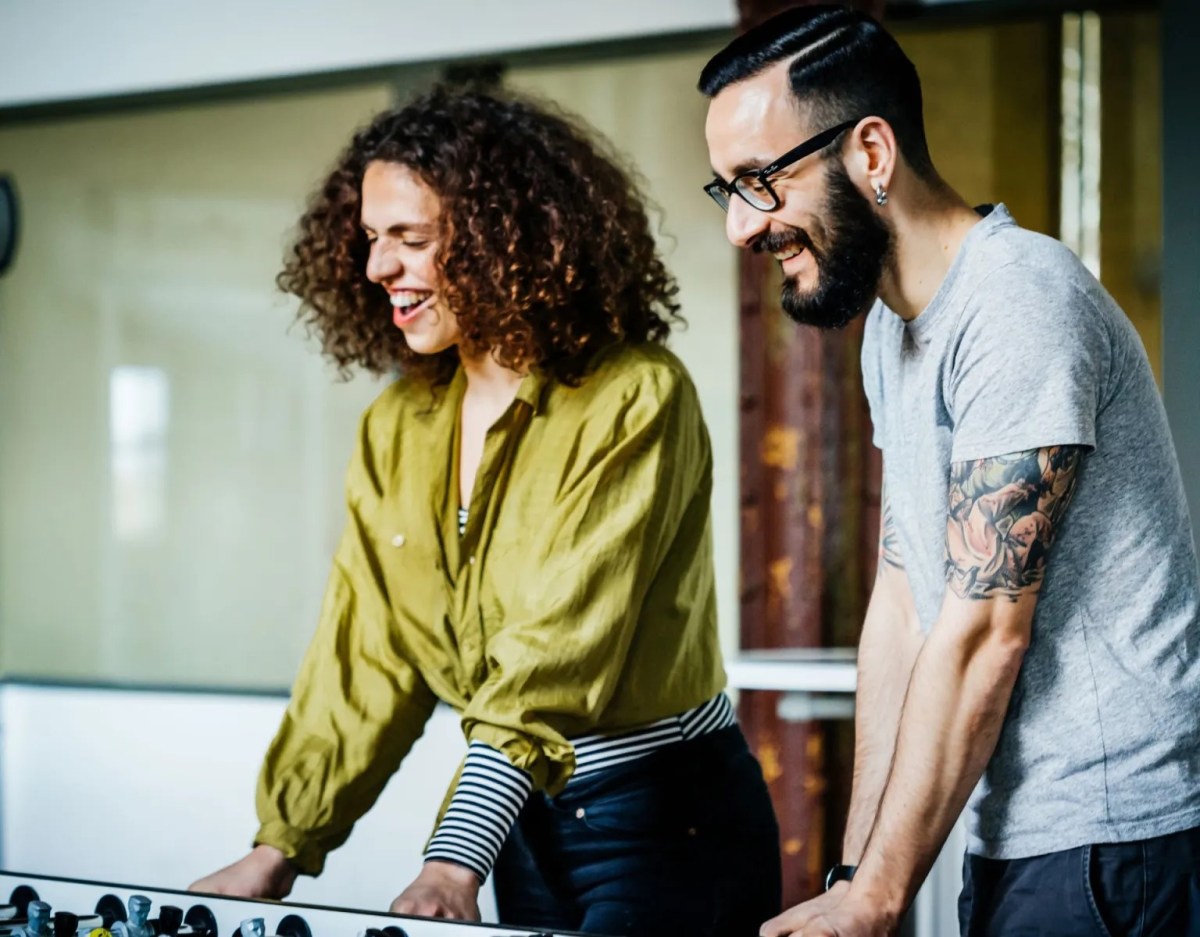 mann frau spielen büro kicker