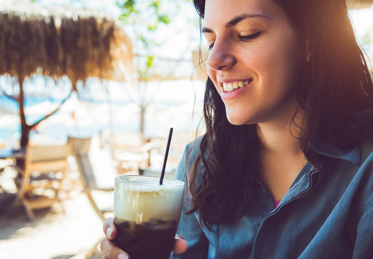 Frau trinkt Caffe Leccese