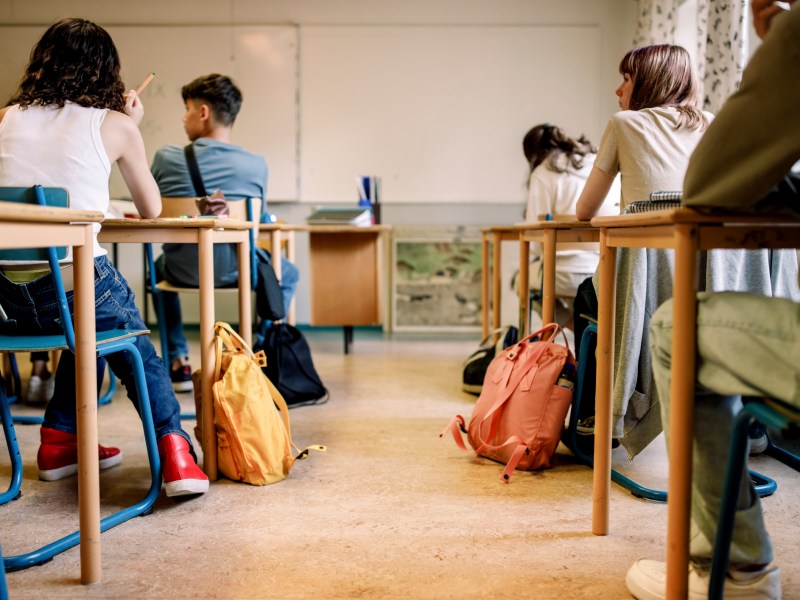 Kinder sitzen im Klassenzimmer