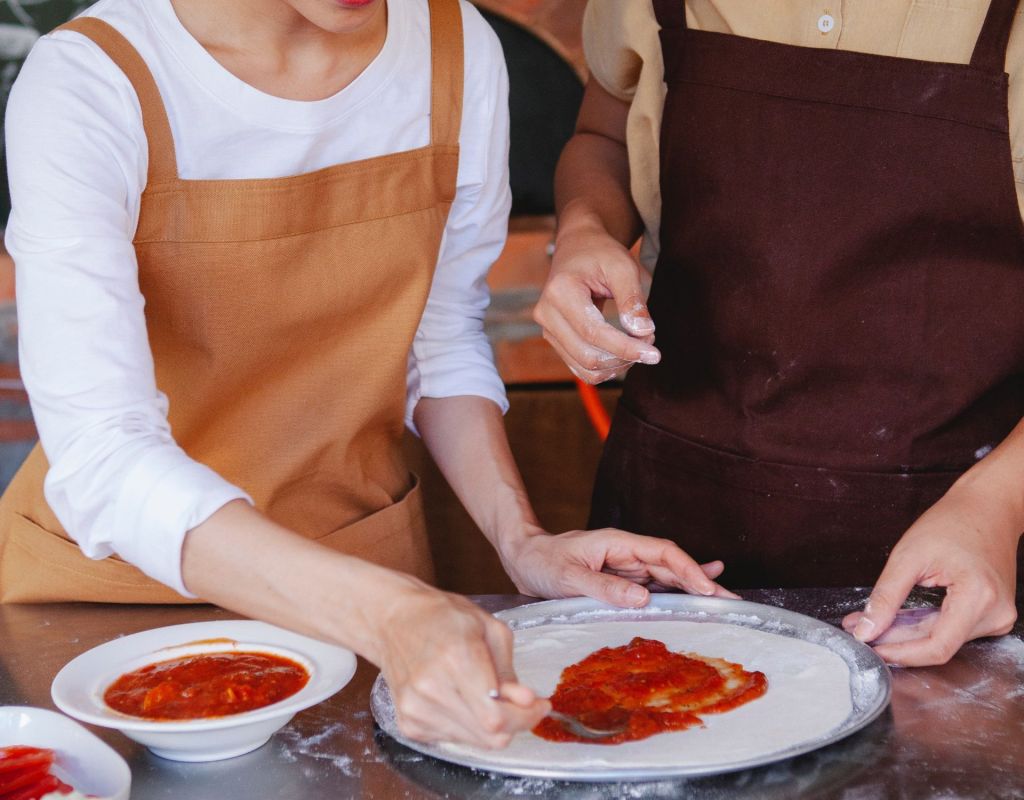 Frauen bereiten das Essen zu