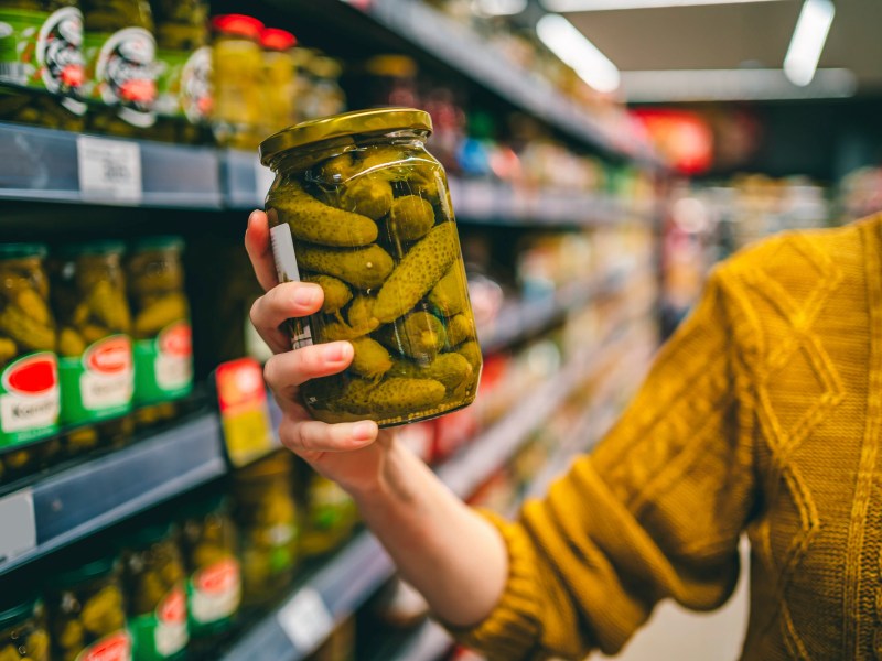 Frau Supermarkt Gurkenglas