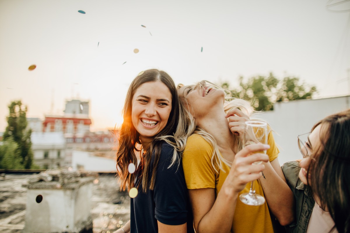 Freundinnen trinken Prosecco