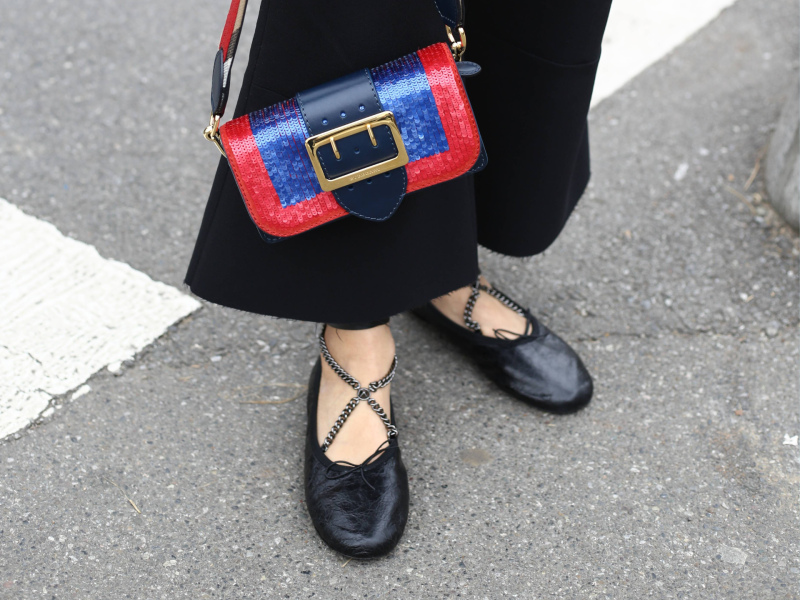 Frau mit Ballerina Schuhen