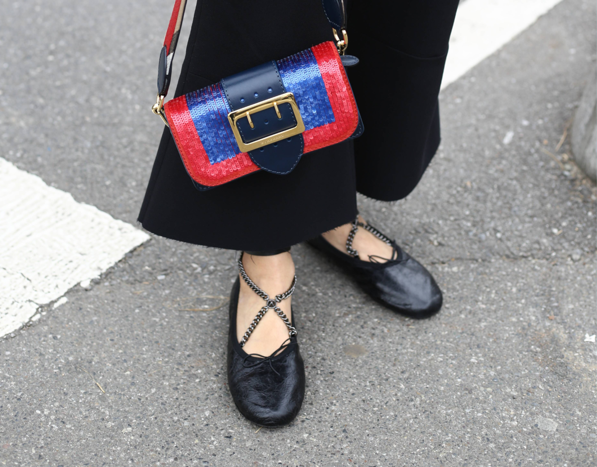 Frau mit Ballerina Schuhen