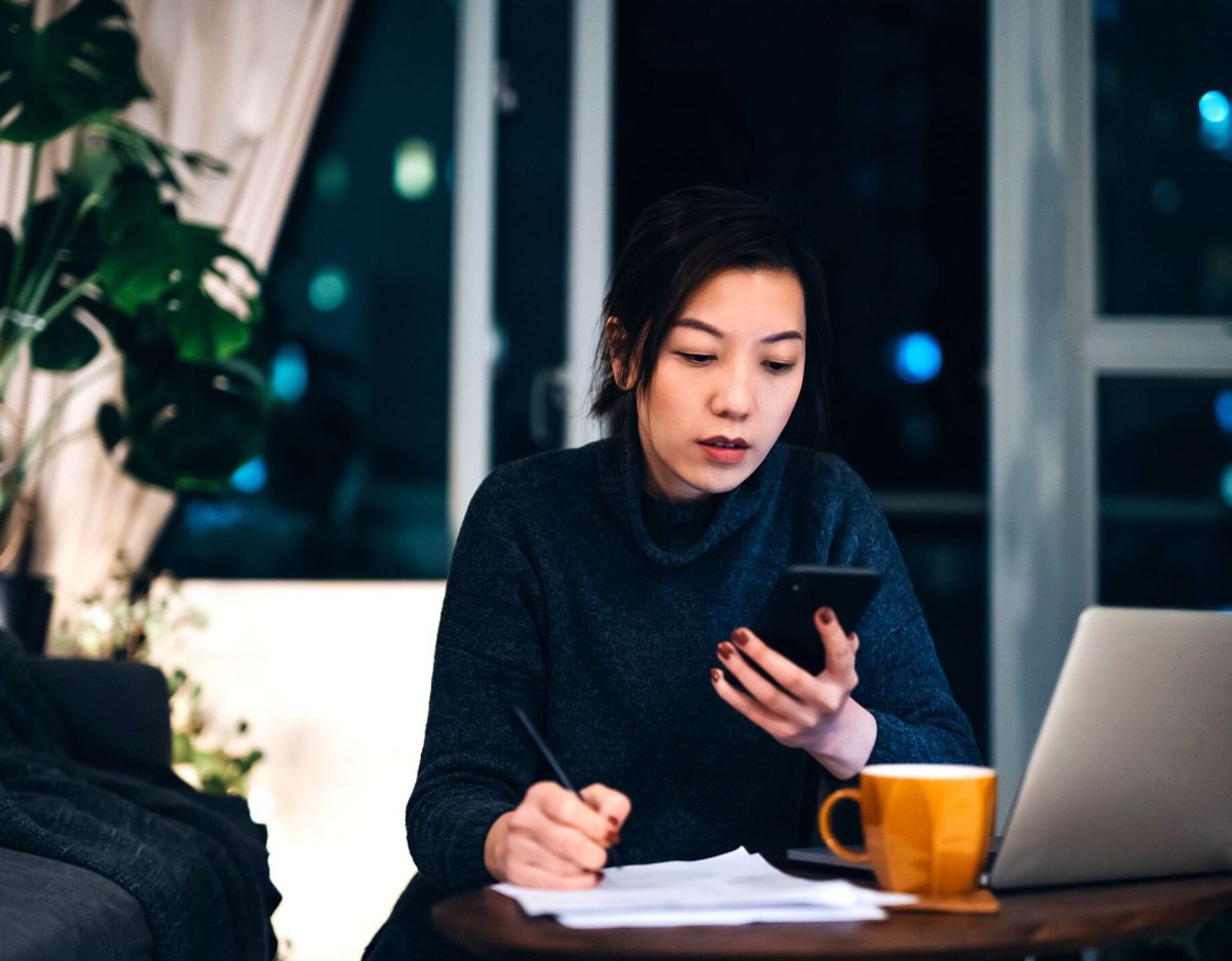 emotionale Bindung an Job Frau Workaholic Arbeit Laptop nachts