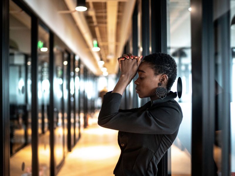 schlechter Chef Arbeit Büro Stress Burnout Frau