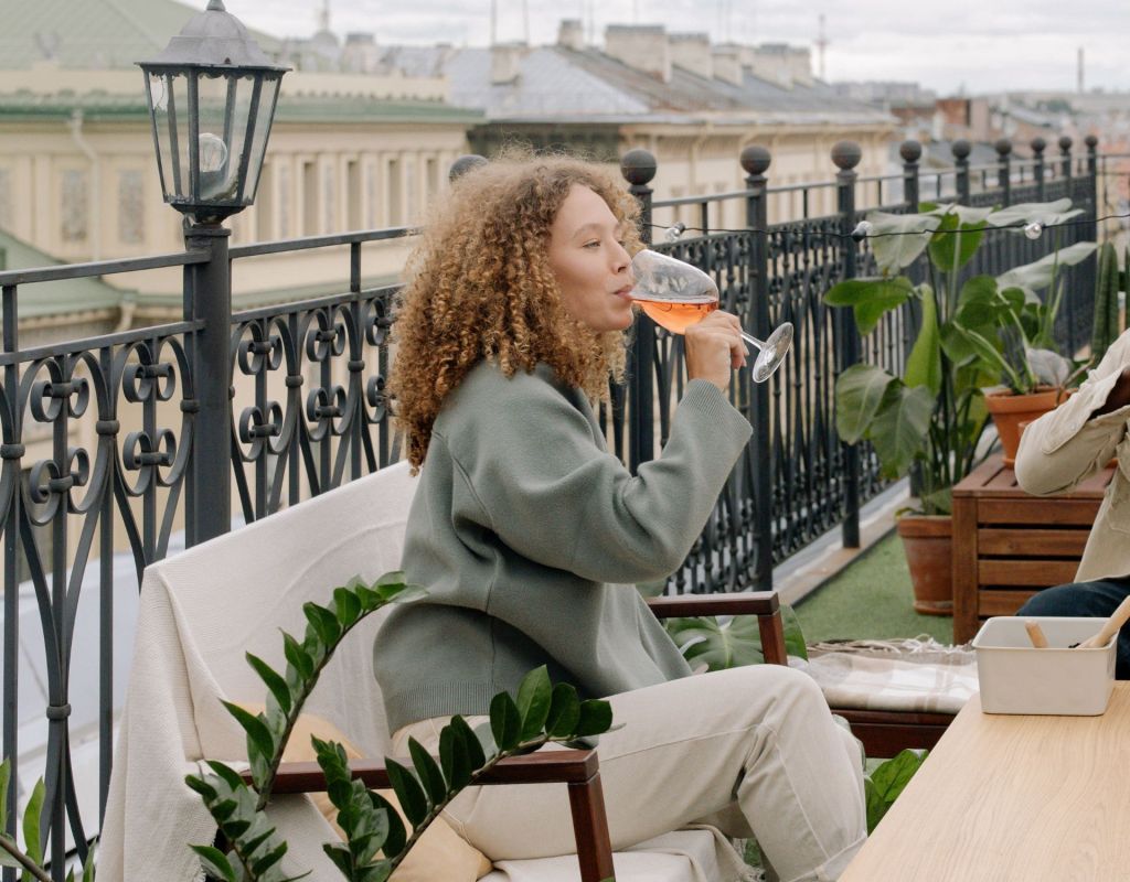 Frau trinkt Aperol Spritz