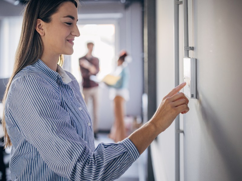 buÌˆro hitze frau warm temperatr