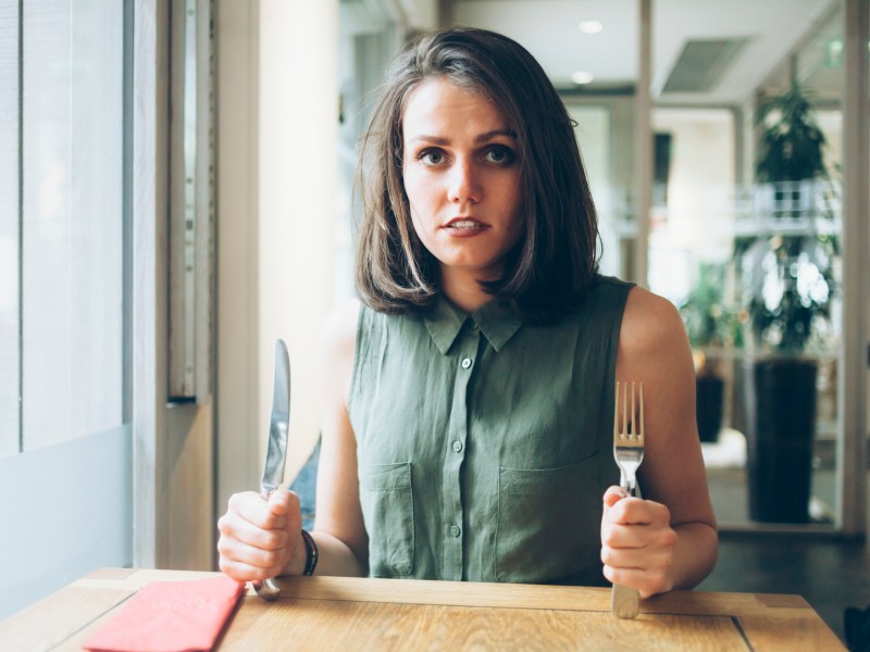 Frau wartet auf Essen