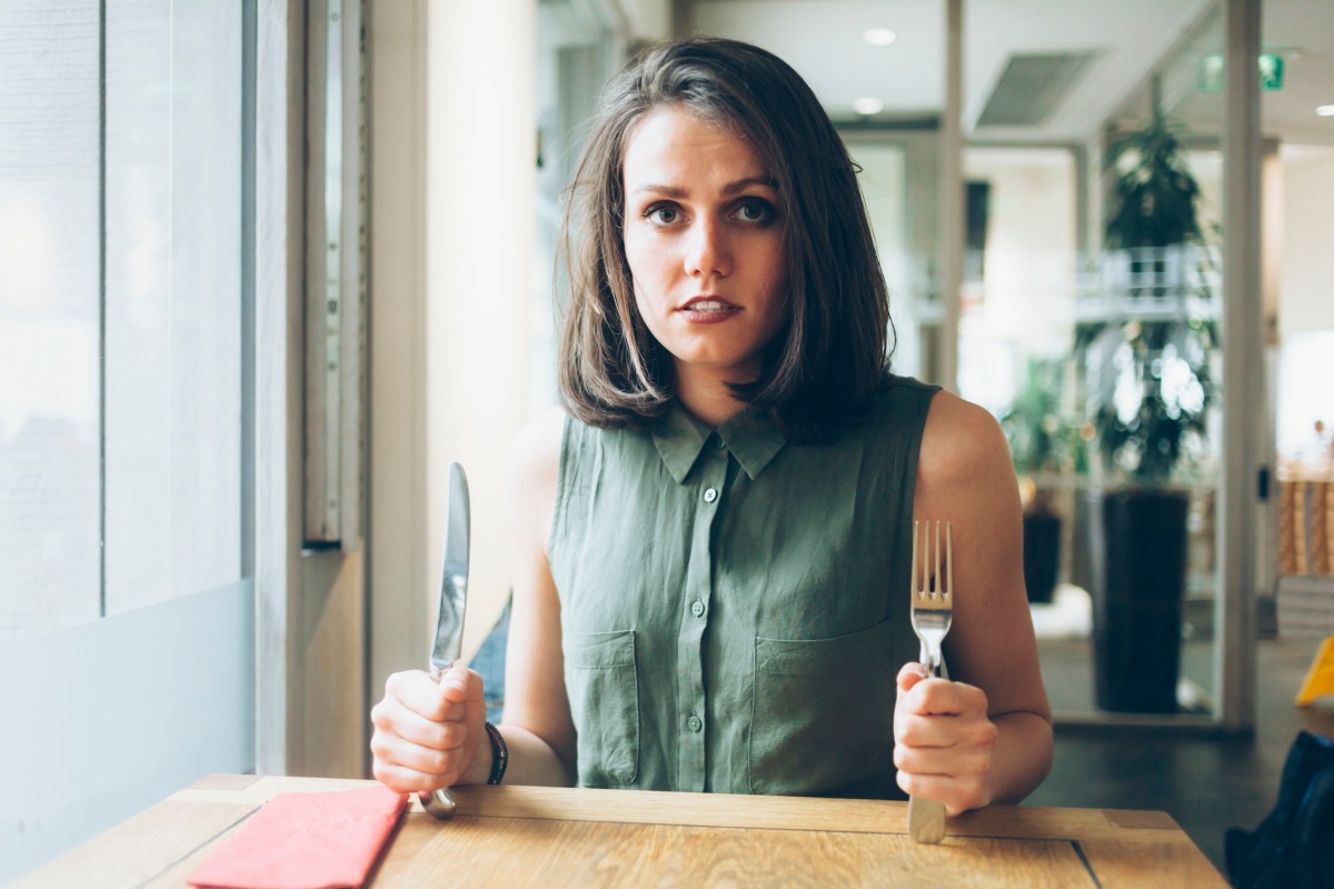 Frau wartet auf Essen