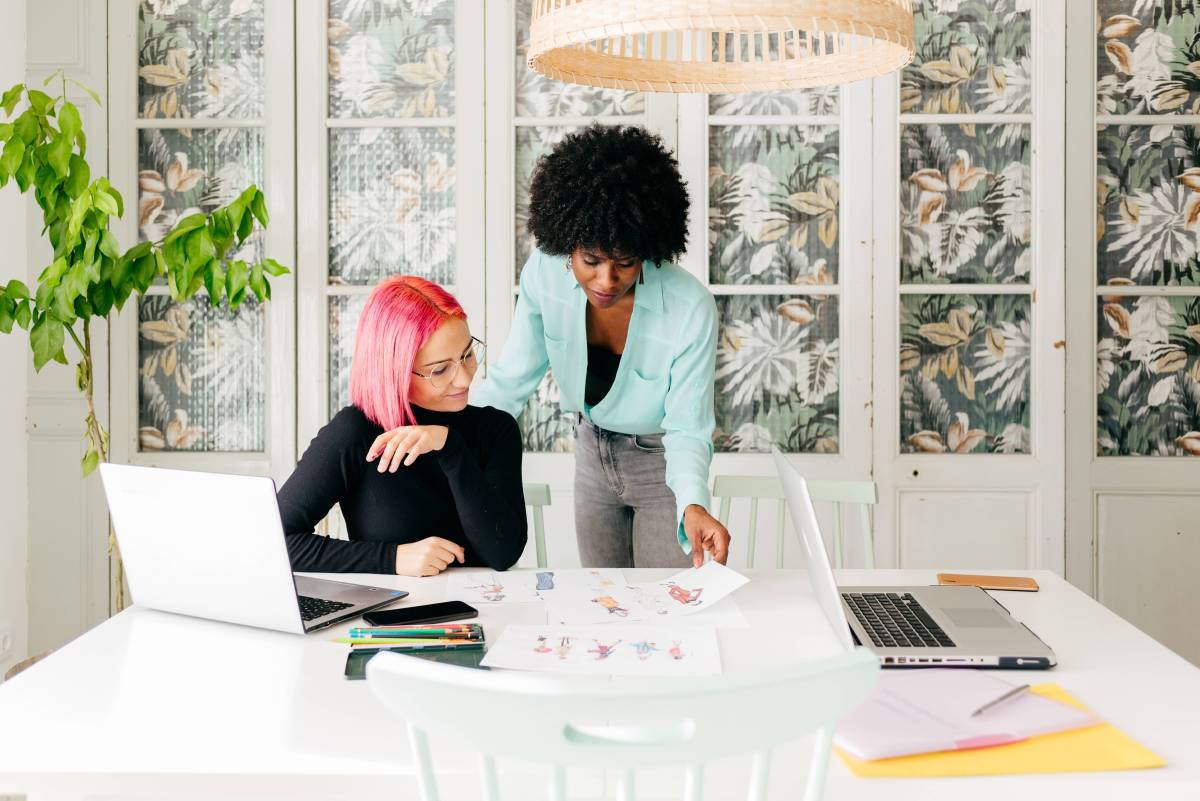 Zwei Frauen schauen sich Bilder im Büro an