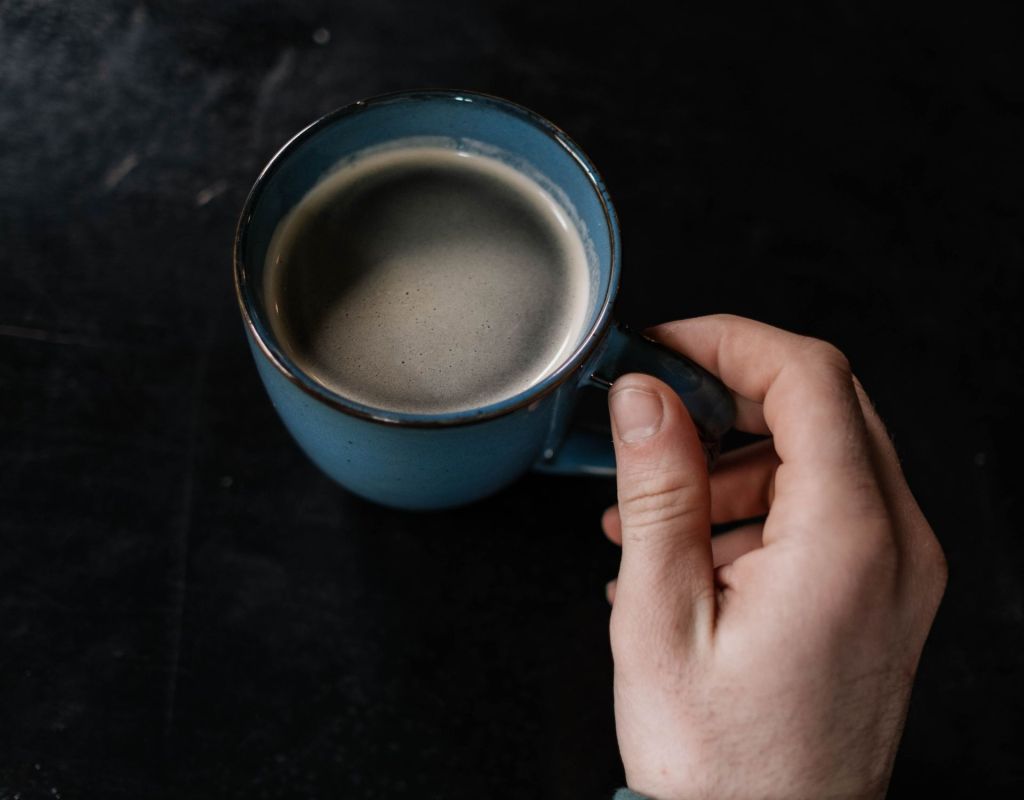 Hand mit Kaffee