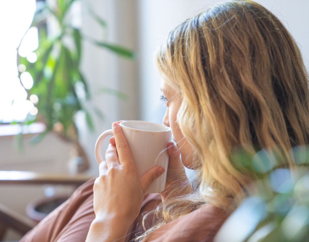 Fraunauf Sofa mit Kaffee