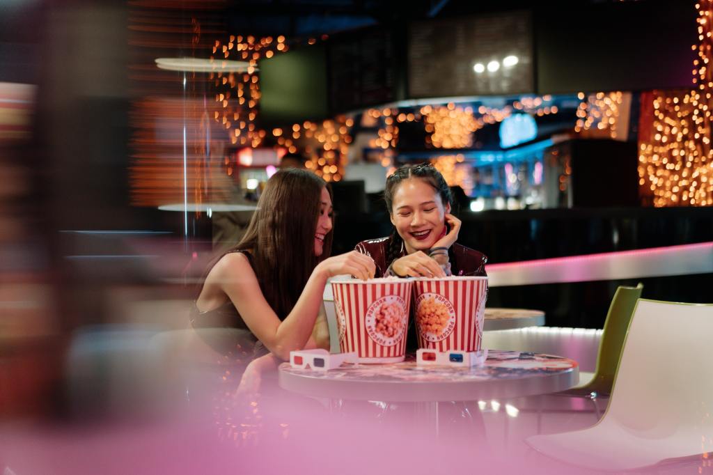 Zwei Frauen mit Popcorn