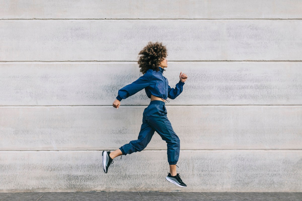 Sport am Wochenende: Frau geht joggen