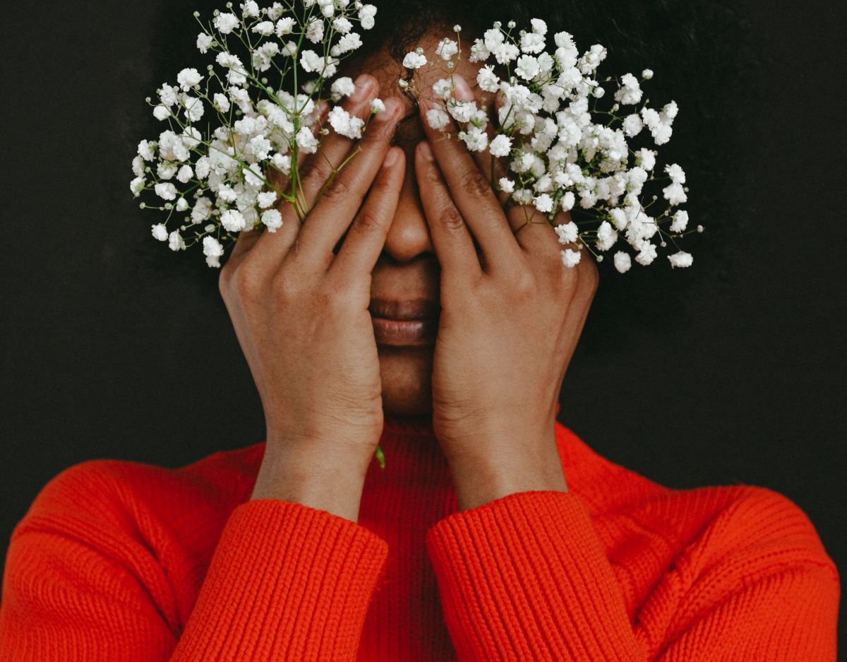 Frau mit Blumen vor den Augen