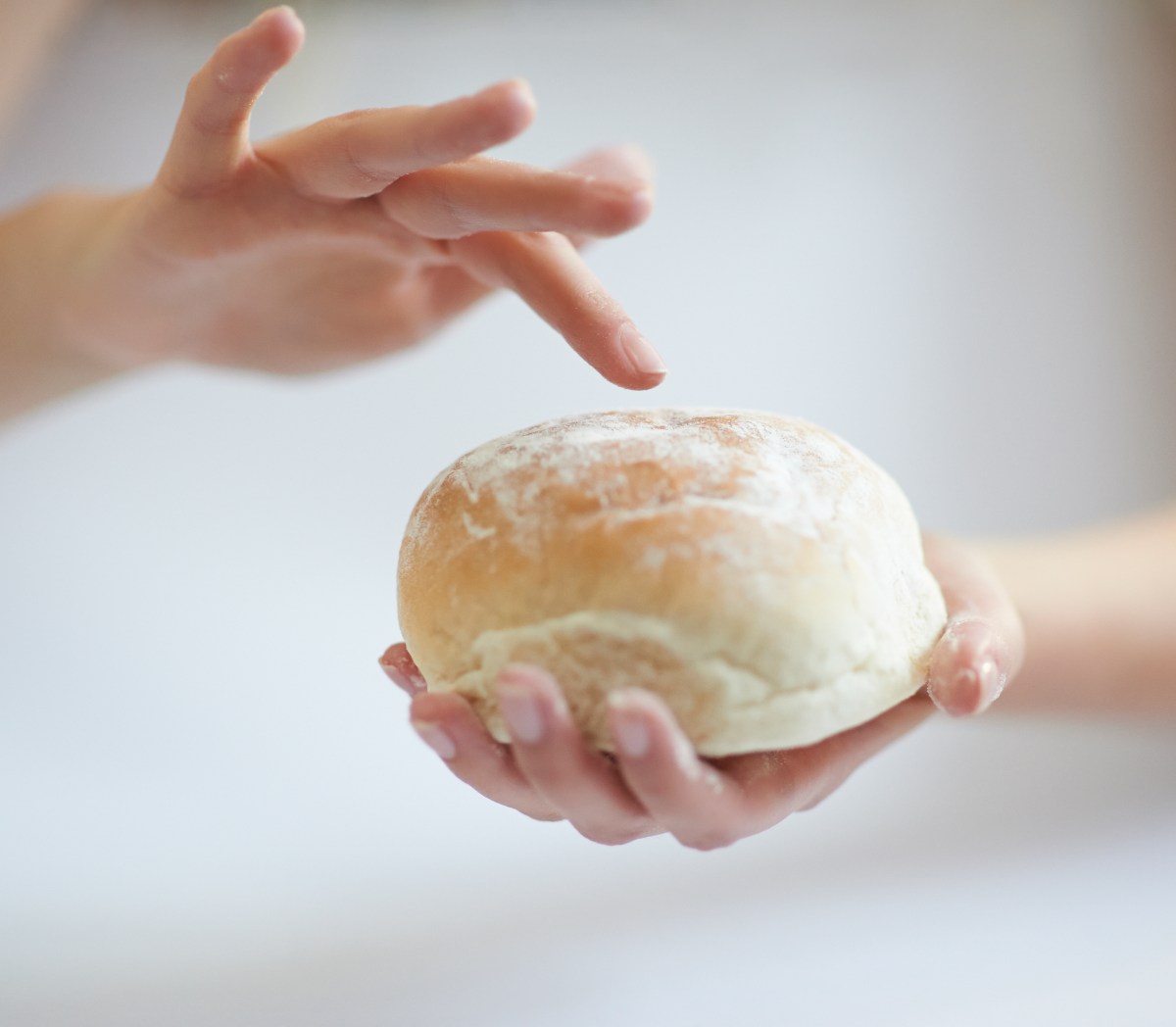 Frau hält Brötchen fest