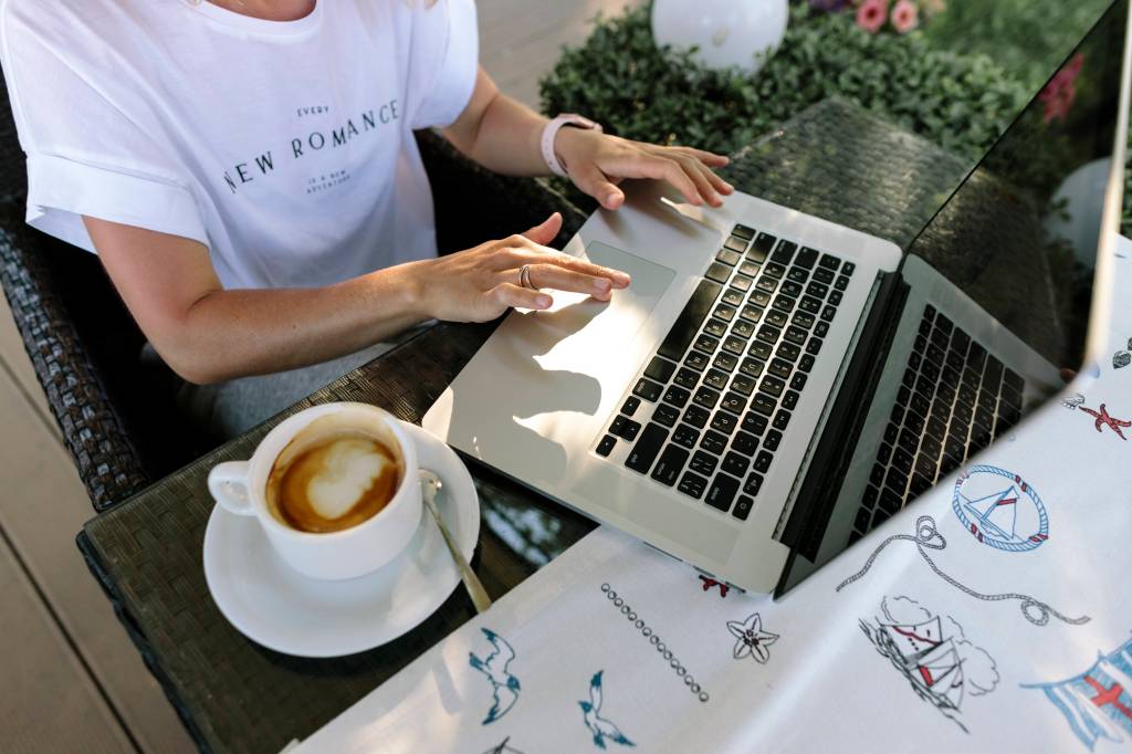 Frau Laptop Kaffee beginnen zu arbeiten