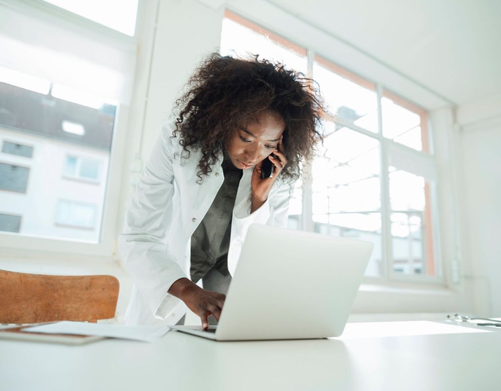 frau telefon büro arbeit