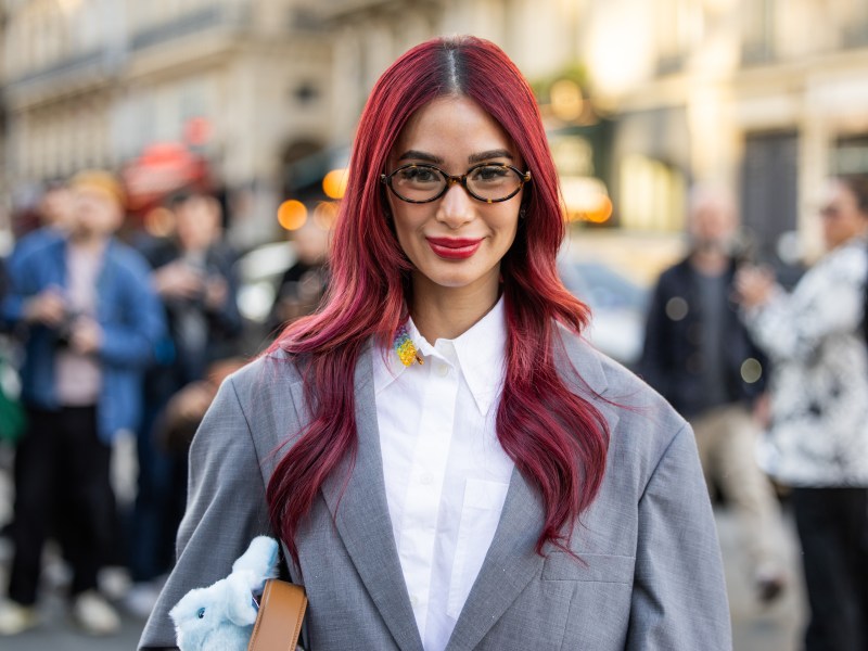 Frau mit weißer Bluse