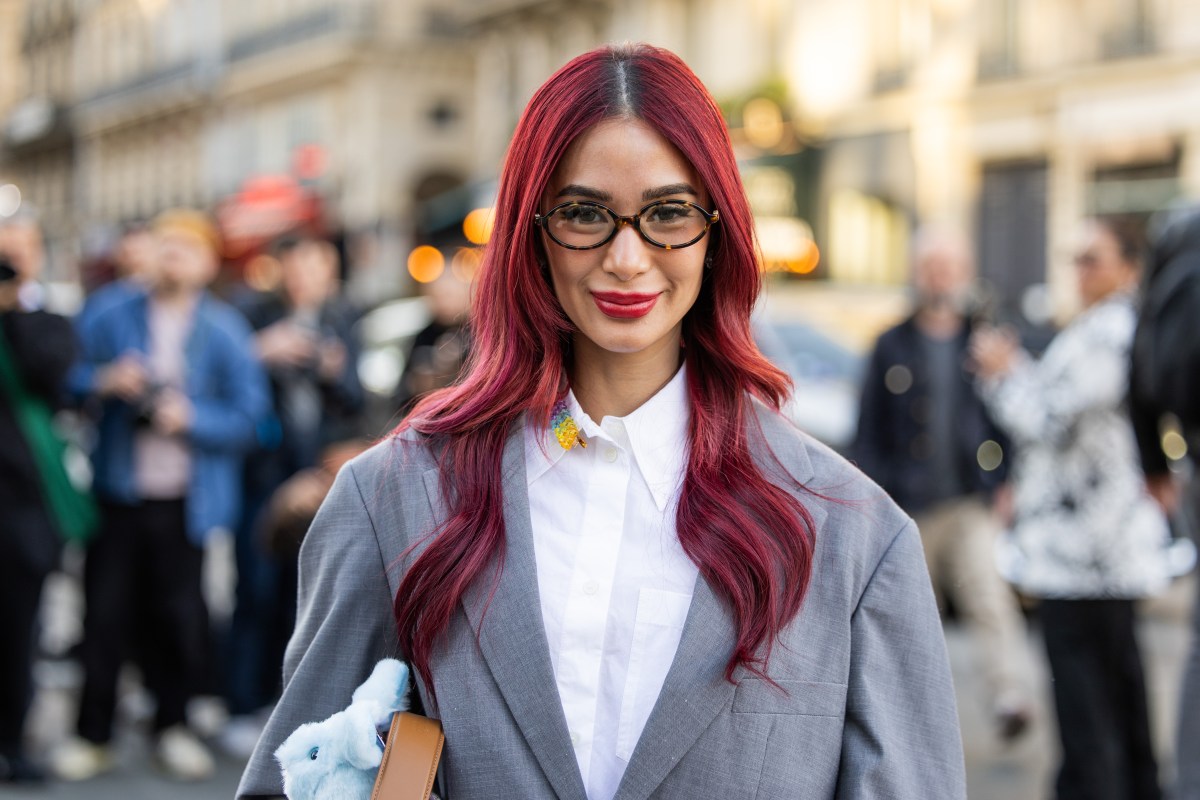 Frau mit weißer Bluse