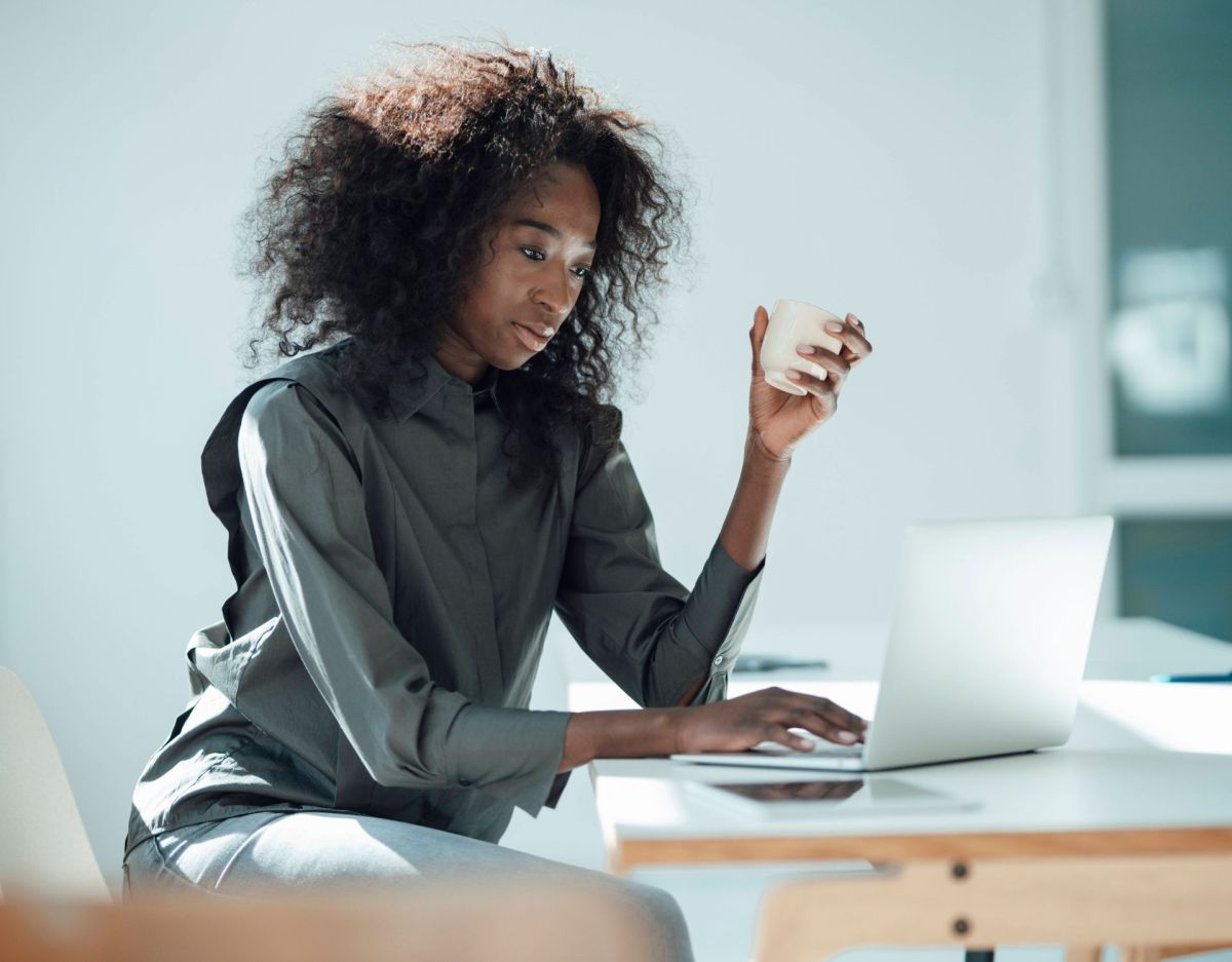 im büro langsamer arbeiten frau