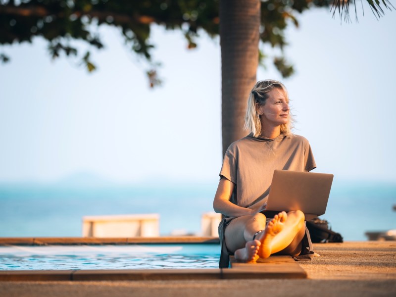 Frau mit blonden Haaren arbeitet am Pool.