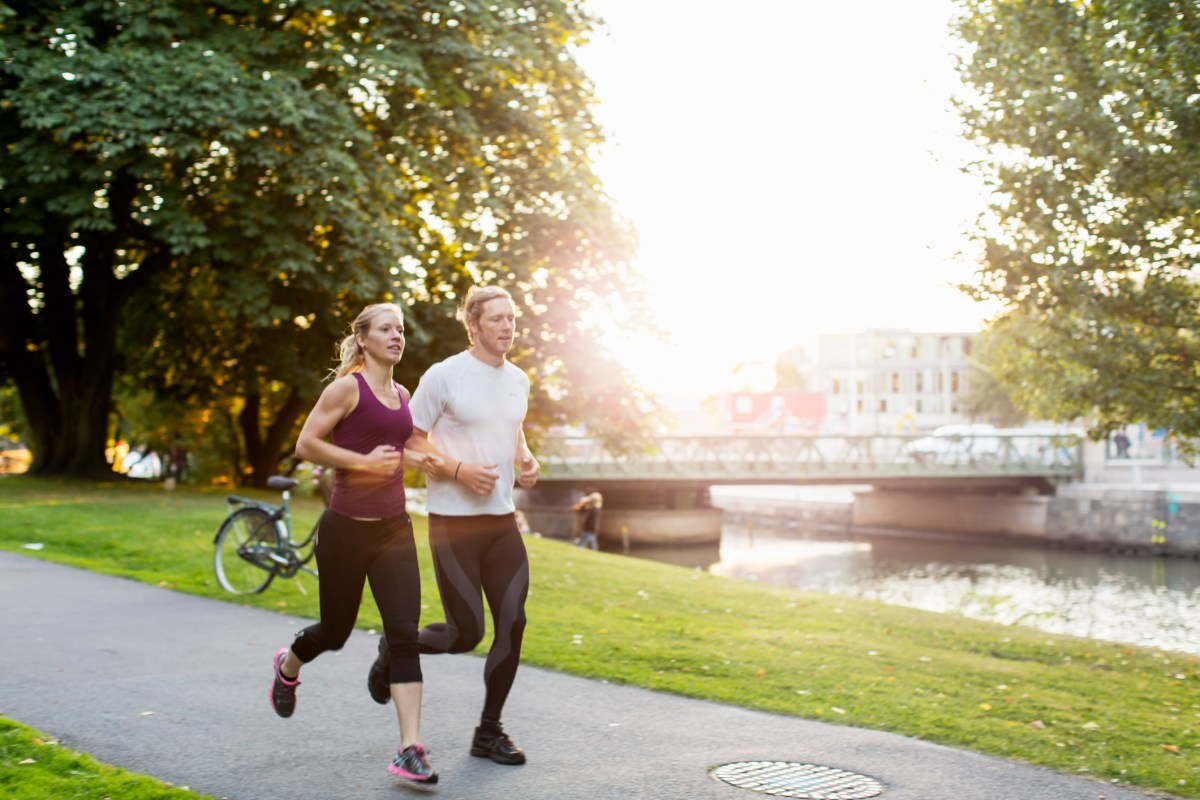 Paar joggt bei Sonnenaufgang