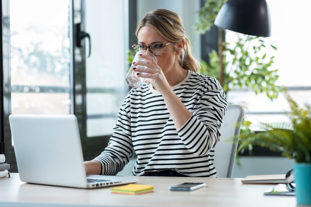 Frau Wasser trinken