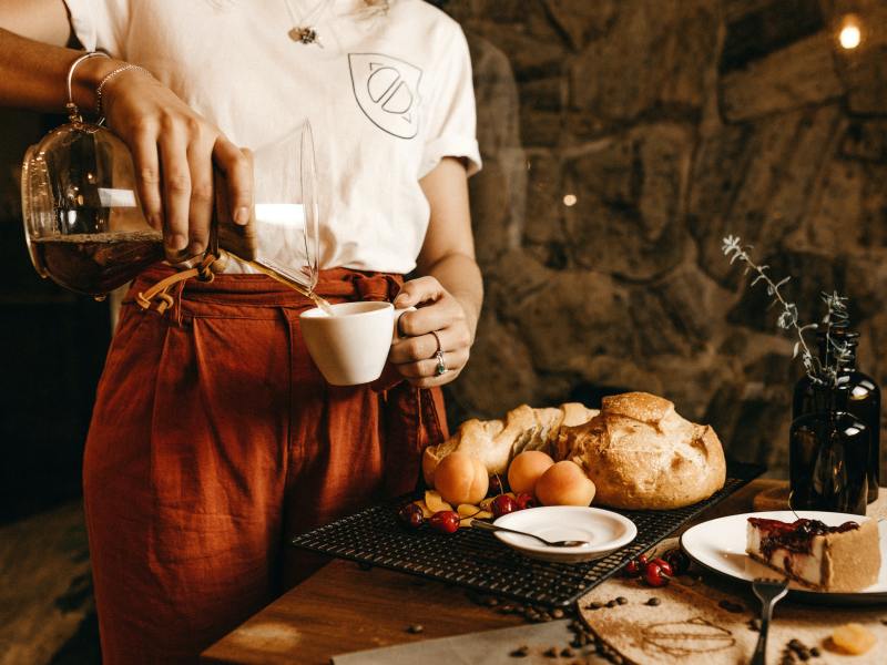 Frau schenkt Kaffee ein