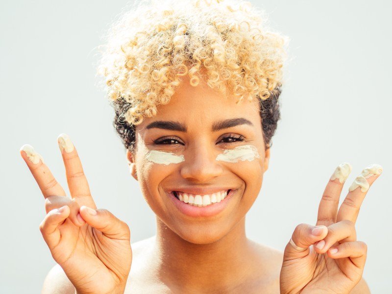 frau mit concealer unter den augen