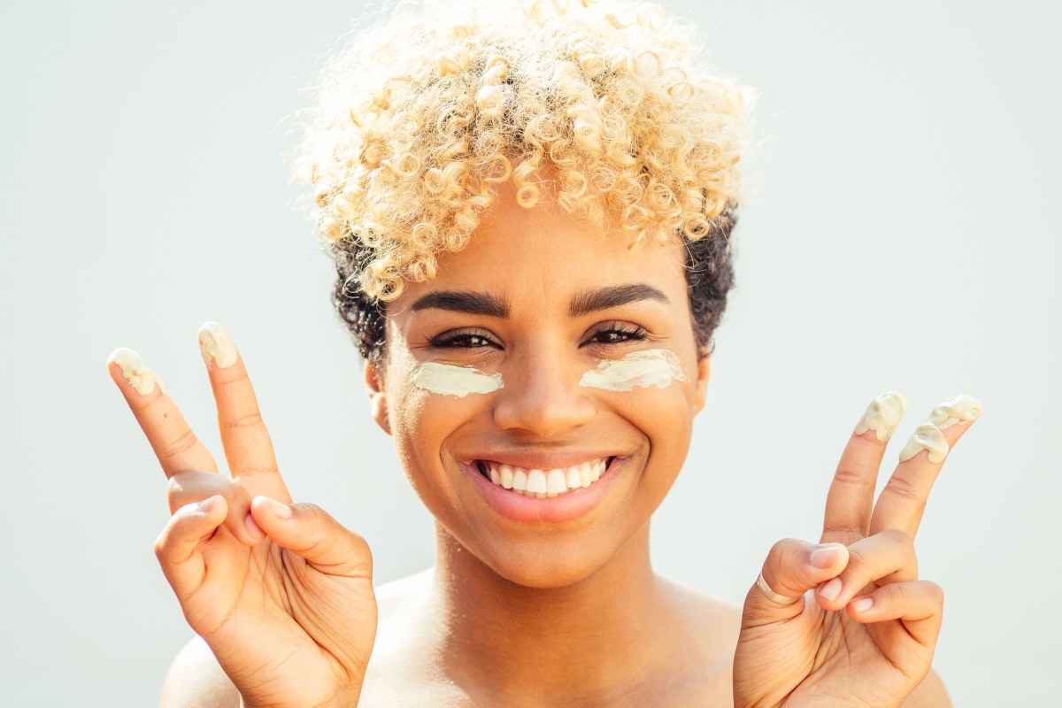 frau mit concealer unter den augen