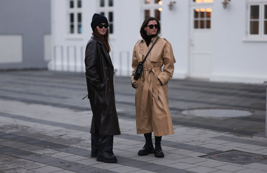 Frauen mit Trenchcoat