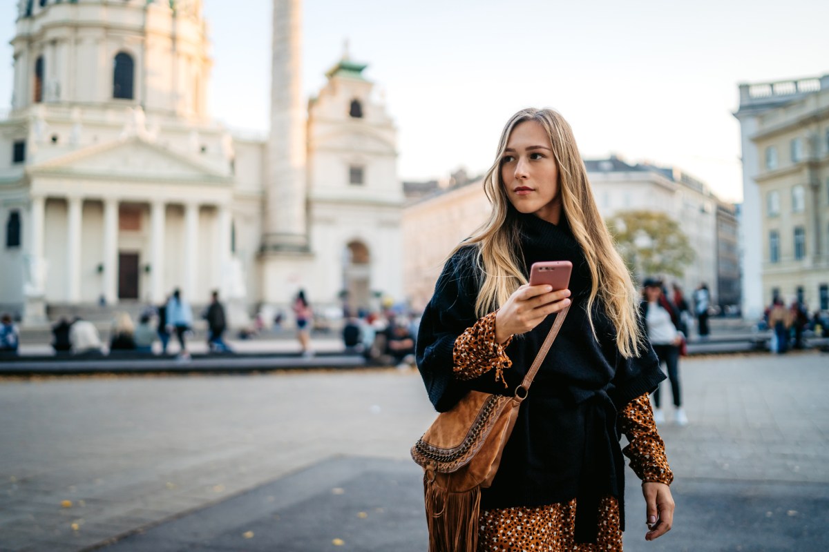 stadt handy frau blond spazieren urlaub