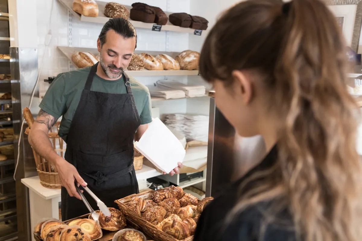 Bäcker backen bäckerei essen teilchen frau mann