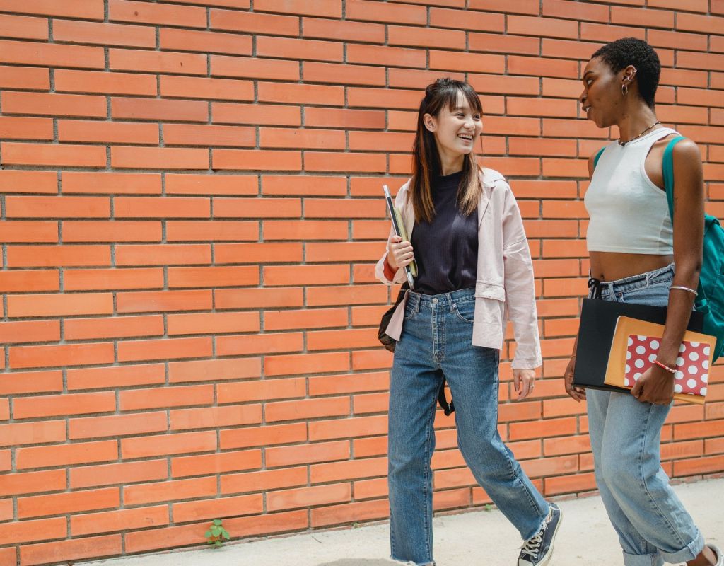 Zwei Frauen auf dem Weg zur Uni