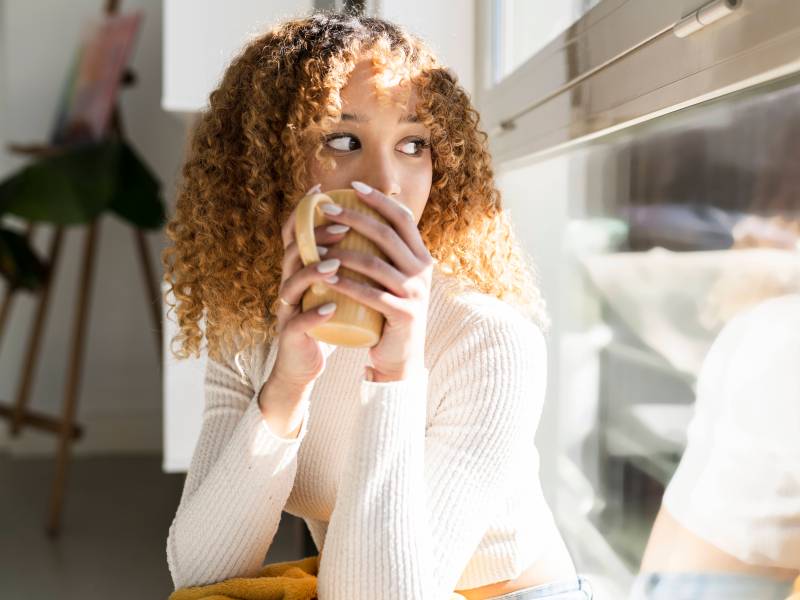 Frau mit Teetasse