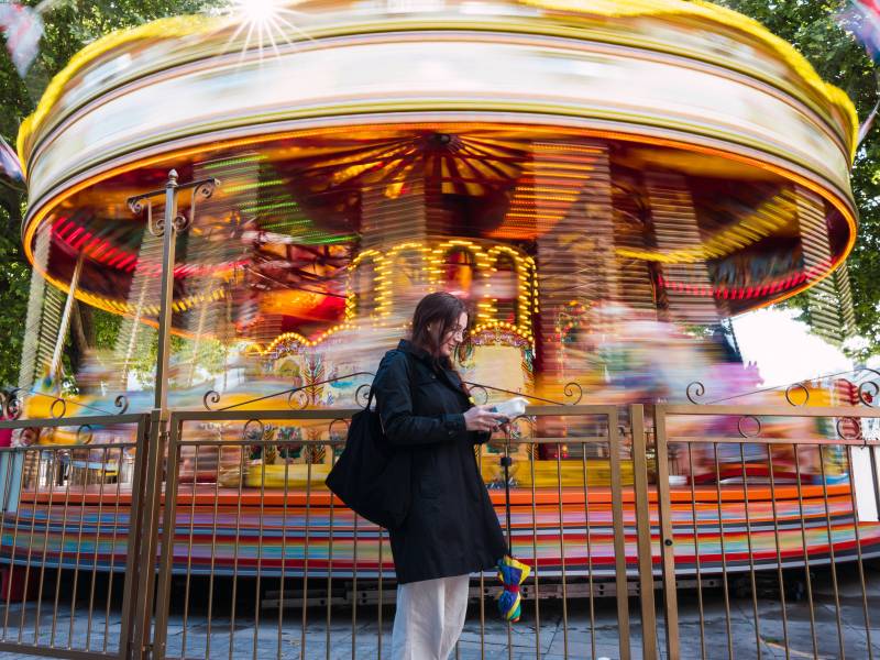 Frau auf einem Volksfest