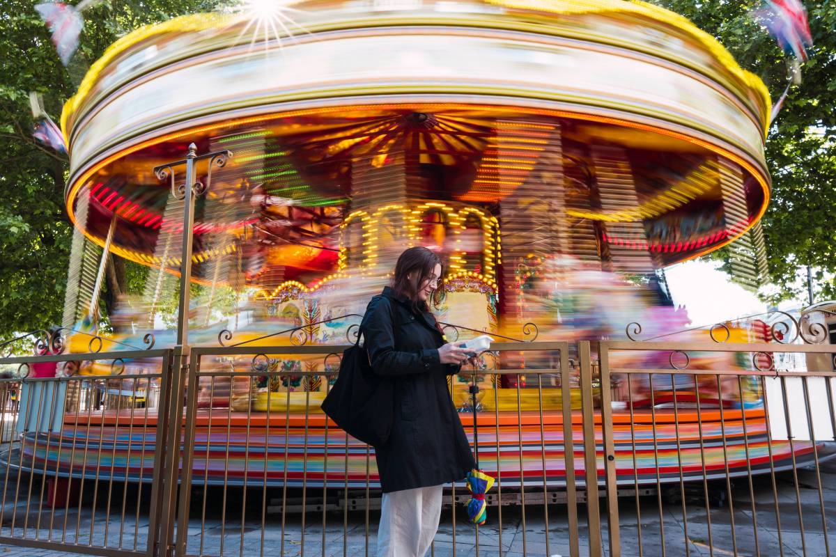 Frau auf einem Volksfest